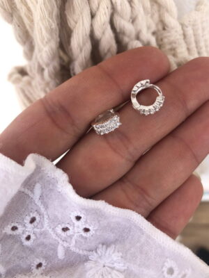 Brinco de argola pequeno com zircônia