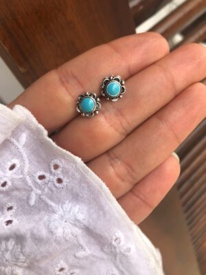 Brinco com pedra turquesa detalhado