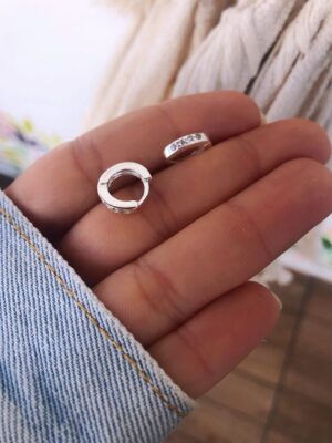 Brinco de argolinha com zircônia
