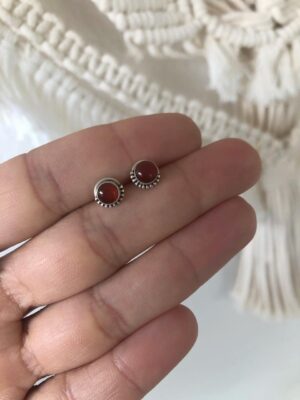 Brinco detalhado com pedra cornalina