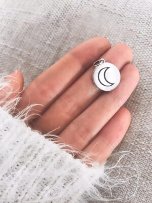 Medalha com Desenho de Lua Oxidado