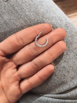 Piercing de Conch com Zircônia Cravejado