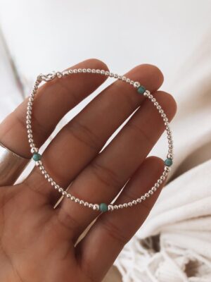 Pulseira com Bolinhas Pratas e Algumas Turquesas