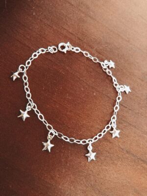 Pulseira com Estrelas Penduradas