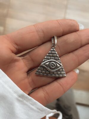 Pingente Illuminati Pirâmide com Olho de Hórus