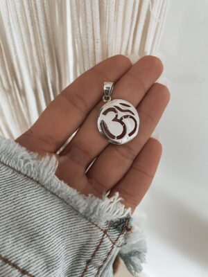Pingente Medalha Símbolo OM Vazado