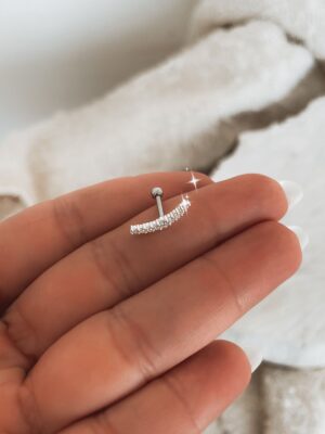 Piercing Agnes Um Filete Cravejado