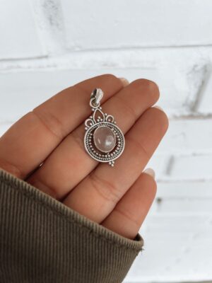 Pingente Lena Detalhado Com Quartzo Rosa Oval