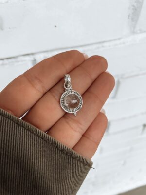 Pingente Yara Detalhado Com Cristal Transparente