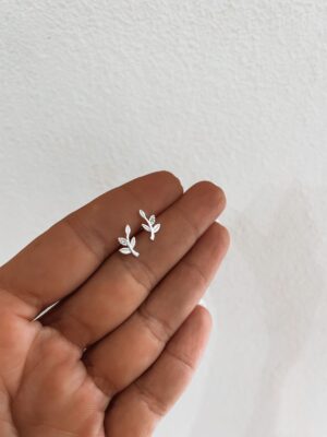 Brinco Folhas Com Detalhe Cravejado