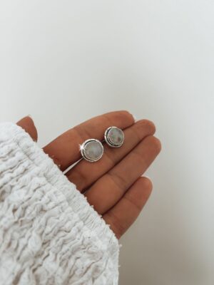 Brinco Lunar Redondo Pedra Da Lua Com Borda Detalhada