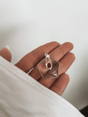 Pingente Lunar Pentágono Cristal Com Granada