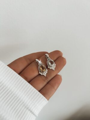 Pingente Oval Com Detalhe Em V De Bolinhas E Pedra Natural