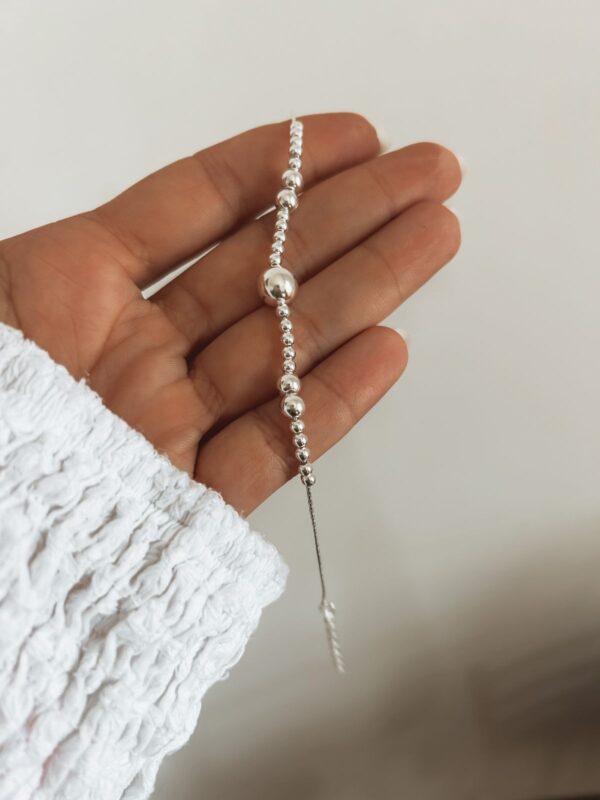 Pulseira Intercalada Com Várias Bolinhas Maiores E Menores Prata Branca - Imagem 1