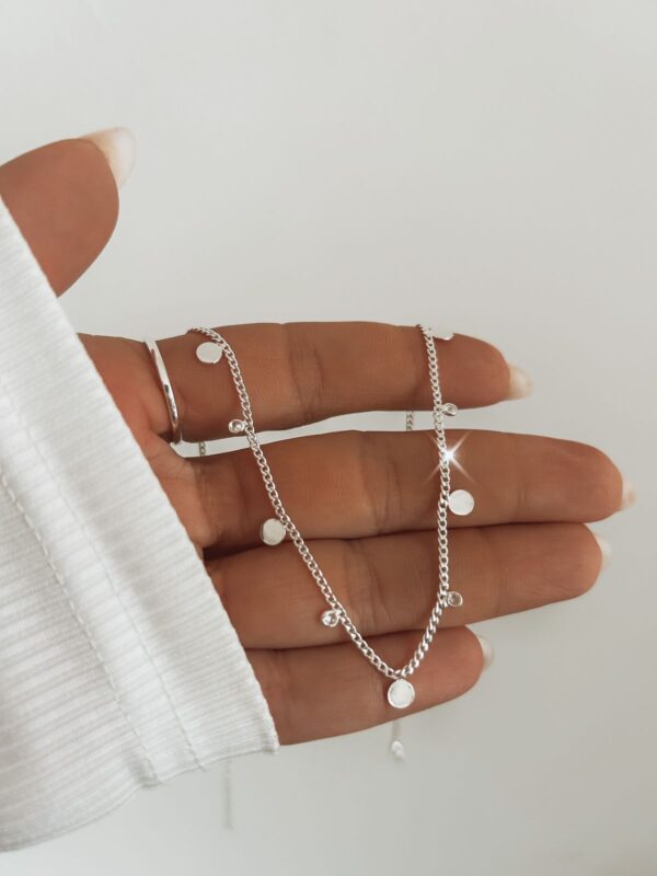 Choker Grumet Com Medalhas E Pontos De Luz Pendurados - Imagem 1