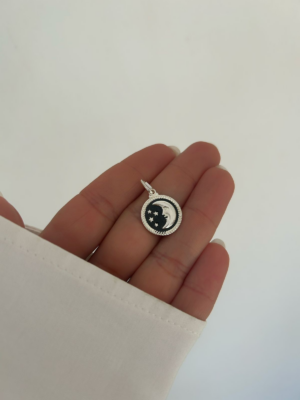 Pingente Medalha Lua Com Rosto Resina Preta