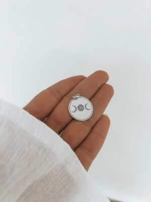 Pingente Medalha Meia Lua Com Mandala No Meio