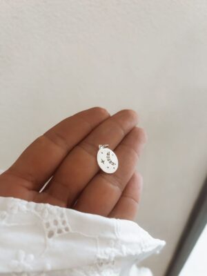 Pingente Oval Com Lua E Estrelas Cravejadas