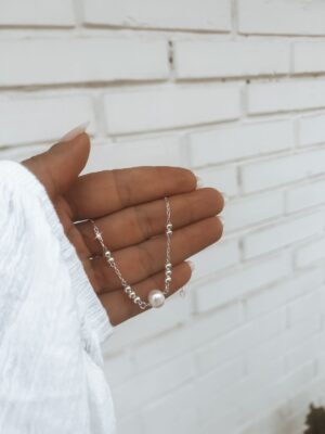 Pulseira Com Bolinhas E Pérola No Meio