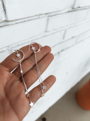 Brinco Argola Menor Com Duas Estrelas Penduradas