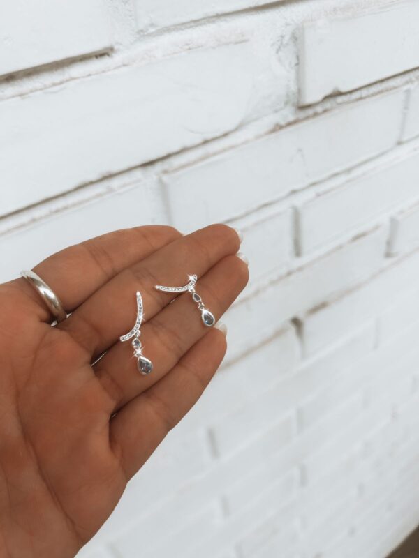 Brinco Com Gotas de Zircônias Azuis - Imagem 1