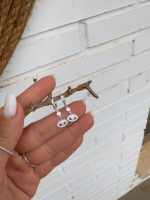 Brinco Olho de Grego com Cilios
