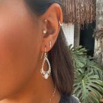 Brinco Bea Gancho Oval Com Madrepérola