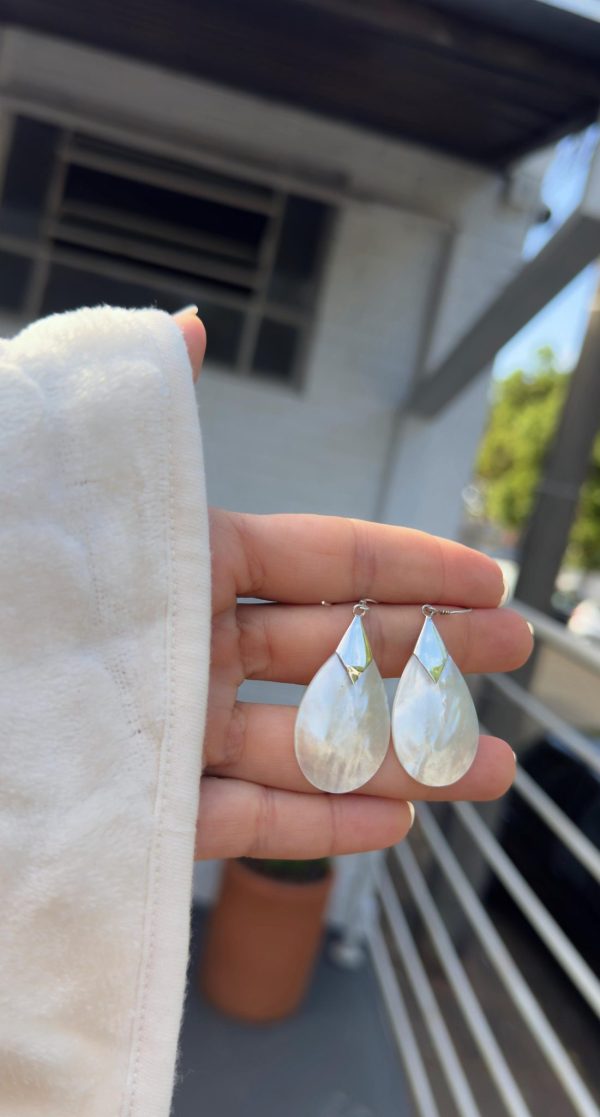 Brinco Anzol Gota Em Madre Pérola - Imagem 1