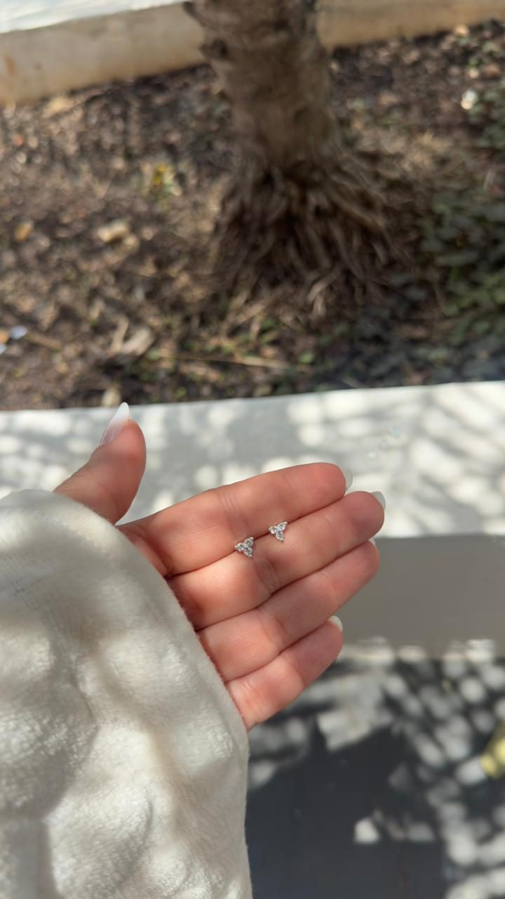 Brinco Triângulo De Zircônias Brinco Triângulo De Zircônias - Imagem 1